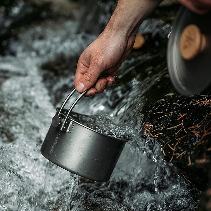 Überleben | Kessel Camp Kettle ??37 fl oz (1.1L) Camping Pot with Locking Lid, Hanger & Canvas Bag ??Bushcraft Coffee & Tea Kettle, Outdoor Cooking Camping Essentials