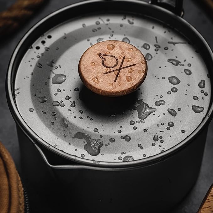 Überleben | Kessel Camp Kettle ??37 fl oz (1.1L) Camping Pot with Locking Lid, Hanger & Canvas Bag ??Bushcraft Coffee & Tea Kettle, Outdoor Cooking Camping Essentials