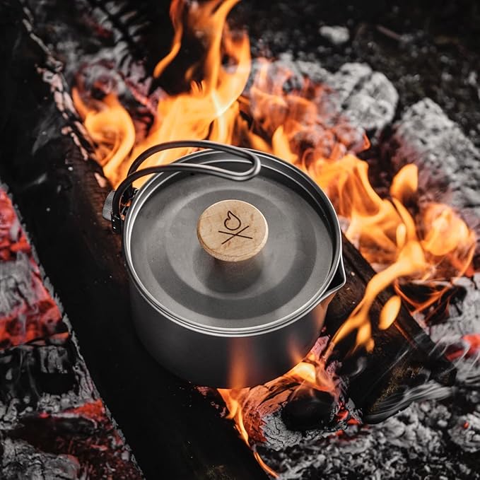 Überleben | Kessel Camp Kettle ??37 fl oz (1.1L) Camping Pot with Locking Lid, Hanger & Canvas Bag ??Bushcraft Coffee & Tea Kettle, Outdoor Cooking Camping Essentials