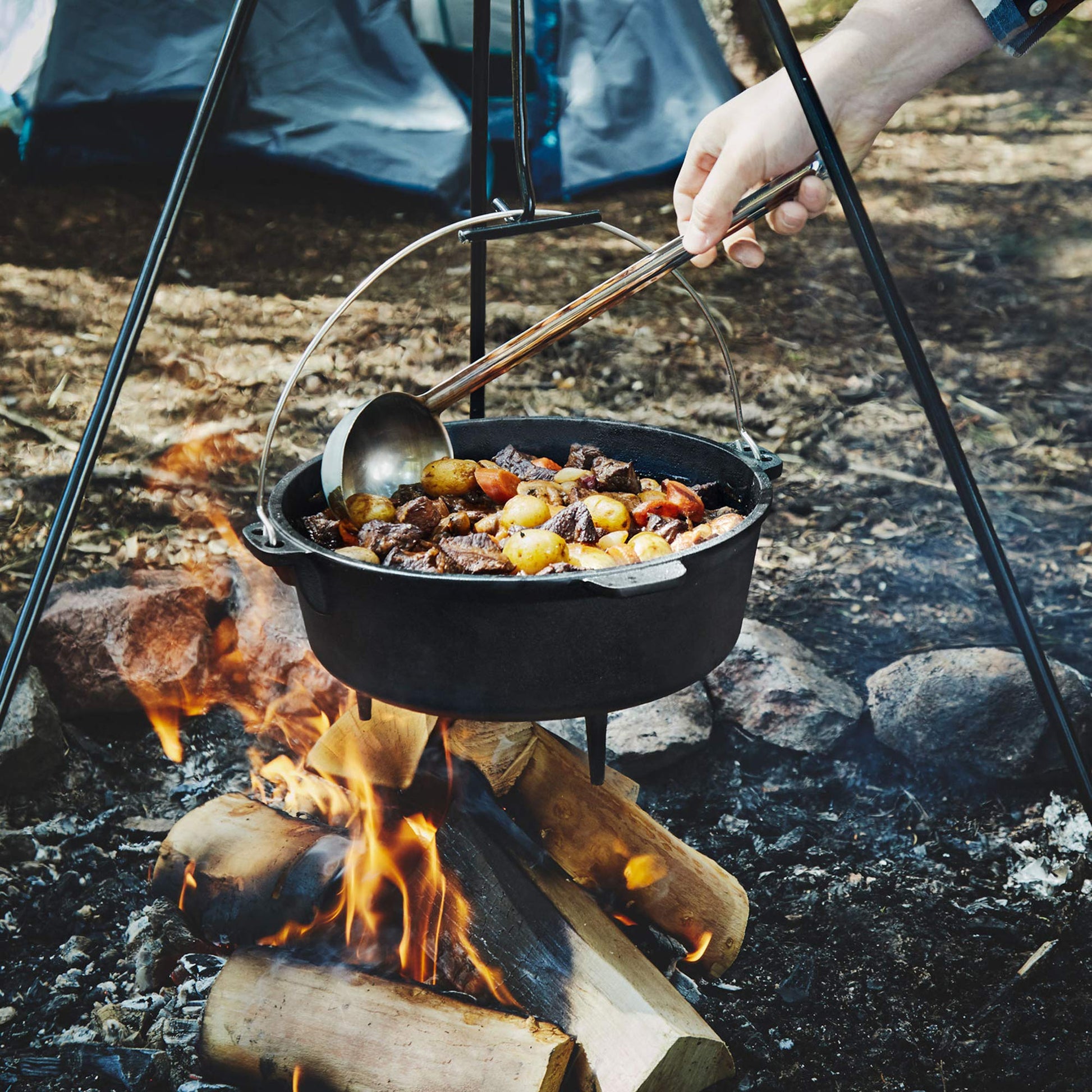 Uno Casa 6Qt Cast Iron Camping Dutch Oven with Lid Lifter and Storage Bag - Pre-Seasoned Outdoor