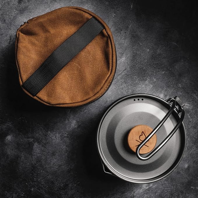 Überleben | Kessel Camp Kettle ??37 fl oz (1.1L) Camping Pot with Locking Lid, Hanger & Canvas Bag ??Bushcraft Coffee & Tea Kettle, Outdoor Cooking Camping Essentials