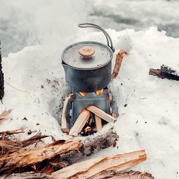 Überleben | Kessel Camp Kettle ??37 fl oz (1.1L) Camping Pot with Locking Lid, Hanger & Canvas Bag ??Bushcraft Coffee & Tea Kettle, Outdoor Cooking Camping Essentials