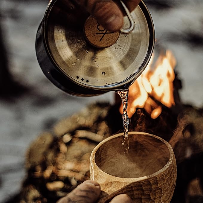 Überleben | Kessel Camp Kettle ??37 fl oz (1.1L) Camping Pot with Locking Lid, Hanger & Canvas Bag ??Bushcraft Coffee & Tea Kettle, Outdoor Cooking Camping Essentials