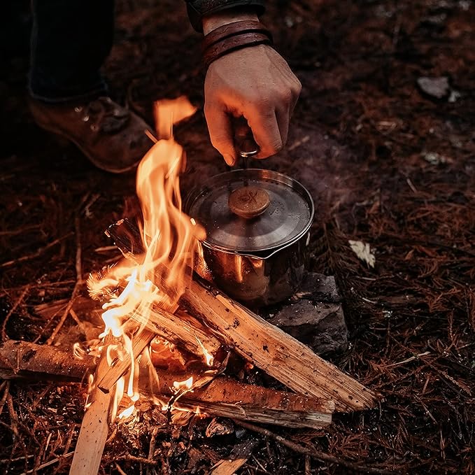 Überleben | Kessel Camp Kettle ??37 fl oz (1.1L) Camping Pot with Locking Lid, Hanger & Canvas Bag ??Bushcraft Coffee & Tea Kettle, Outdoor Cooking Camping Essentials