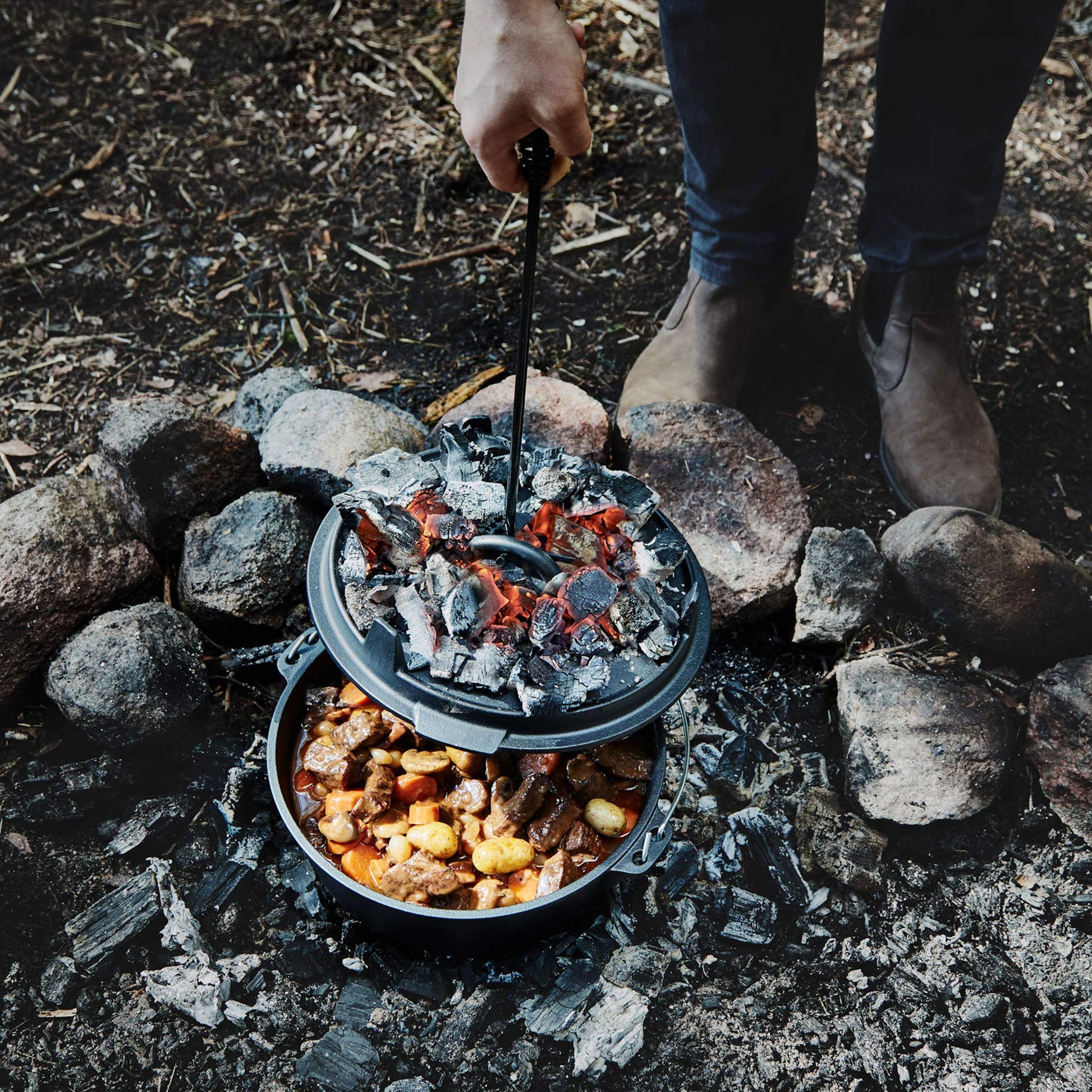 Uno Casa 6Qt Cast Iron Camping Dutch Oven with Lid Lifter and Storage Bag - Pre-Seasoned Outdoor